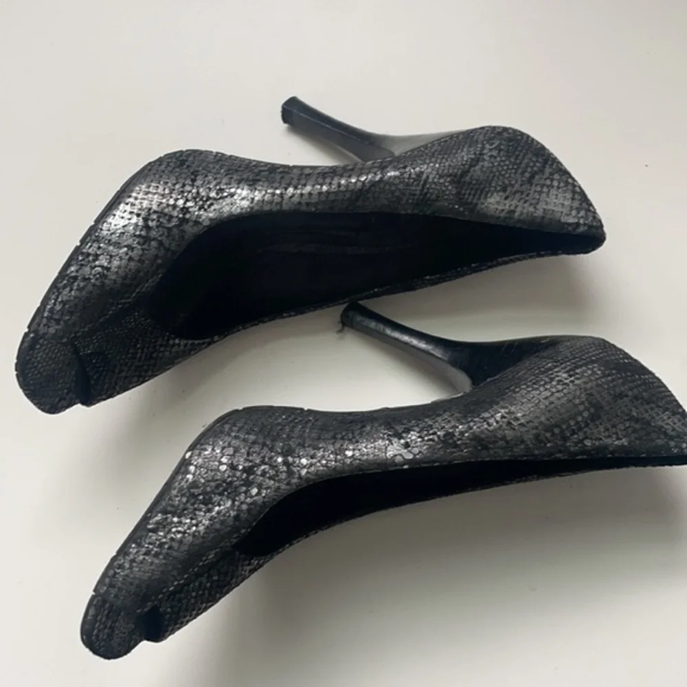 BCBG Women’s Grey Faux Snake‎ Skin Peep Toe Pumps Size 7.5B